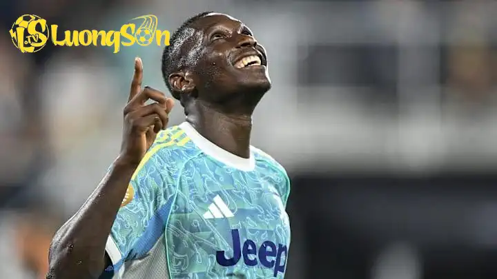 Kolo Muani sẽ đến Juventus theo dạng cho mượn thêm 1 mùa giải nữa kèm, điều khoản bắt buộc mua đứt (Ảnh: blackwhitereadallover) Kolo Muani sẽ đến Juventus theo dạng cho mượn thêm 1 mùa giải nữa kèm, điều khoản bắt buộc mua đứt (Ảnh: blackwhitereadallover)