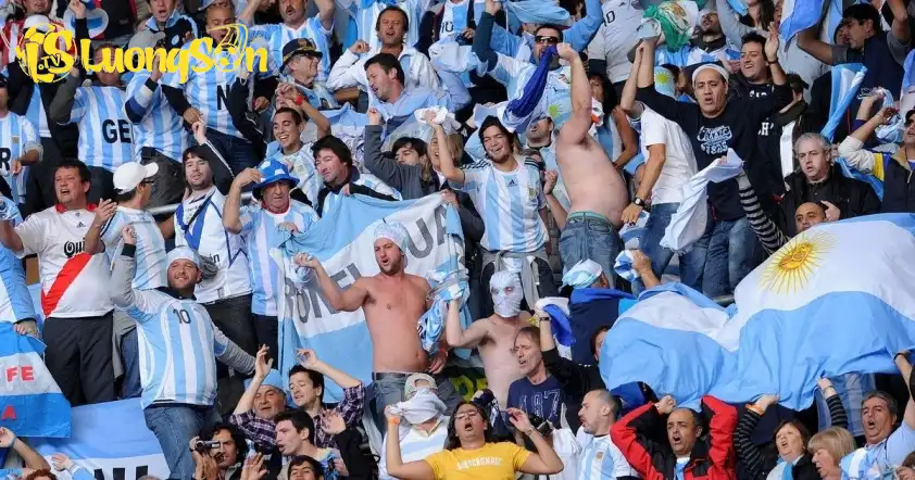 ĐT Argentina nhận án phạt sau khi nhiều CĐV quá khích đã có hành động không đẹp trong trận đấu với Colombia hồi tháng 6 (Ảnh: The Independent).