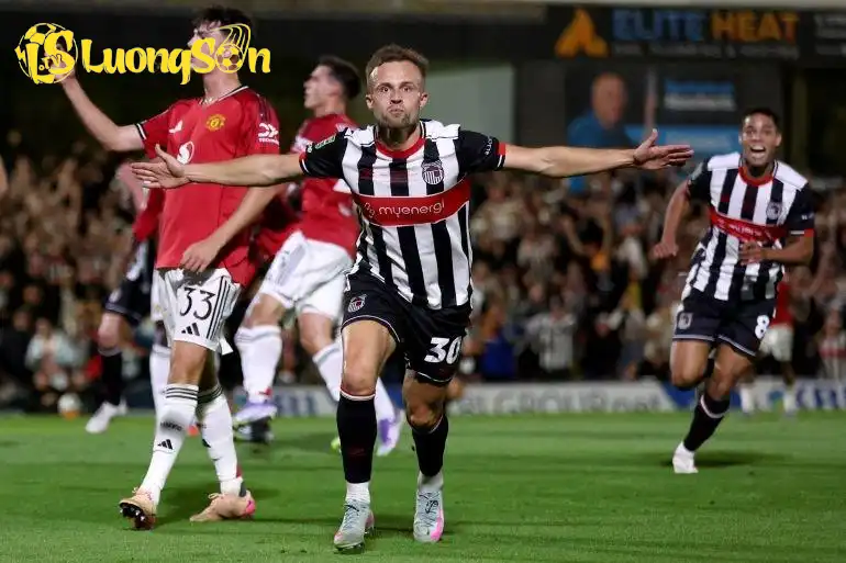 Charles Vernam của Grimsby Town ăn mừng khi ghi bàn thắng đầu tiên vào lưới Manchester United
