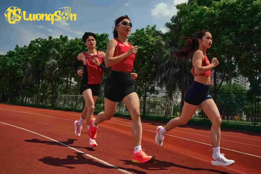 Vận động viên Nguyễn Thị Oanh, Nguyễn Trung Cường, Bùi Thị Thu Hà sử dụng giày Li-Ning Feidian 5.