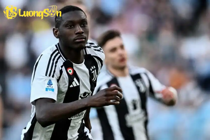 Mùa trước Kolo Muani đã thi đấu cho Juventus dưới dạng cho mượn (Ảnh: blackwhitereadallover)