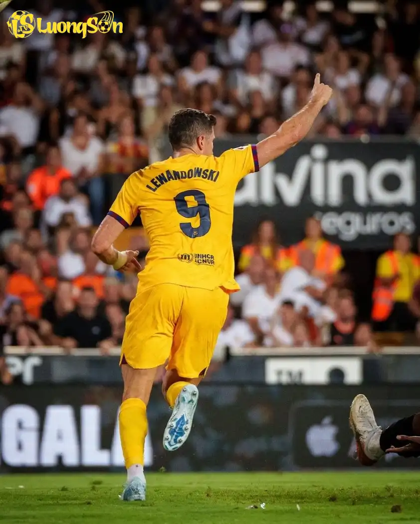 Lewandowski lập cú đúp ở trận mở màn mùa trước thắng 2-1 Valencia