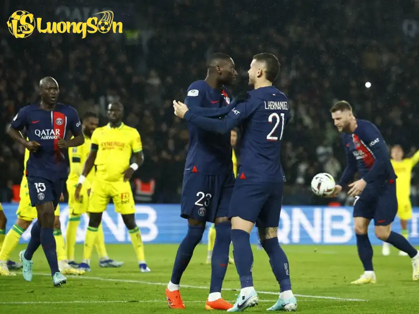 Thầy trò HLV Enrique đang vô cùng hưng phấn sau danh hiệu đầu mùa (Ảnh: Ligue 1) Thầy trò HLV Enrique đang vô cùng hưng phấn sau danh hiệu đầu mùa