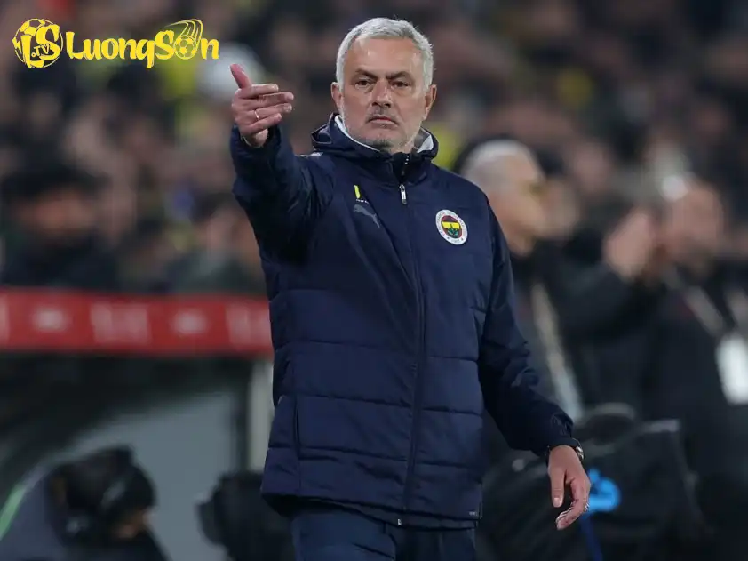 HLV Mourinho rất muốn tận dụng lợi thế sân nhà để giúp Fenerbahce sớm tạo lợi thế trước Benfica (Ảnh: Reuters) HLV Mourinho rất muốn tận dụng lợi thế sân nhà để giúp Fenerbahce sớm tạo lợi thế trước Benfica (Ảnh: Reuters)